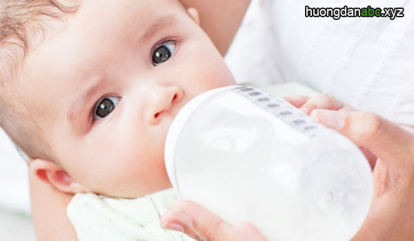 bé ăn, pha sữa đúng cách cho bé, cách pha sữa không mất chất