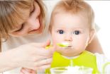 Mách mẹ những sai lầm thường gặp khi cho bé ăn sữa chua
